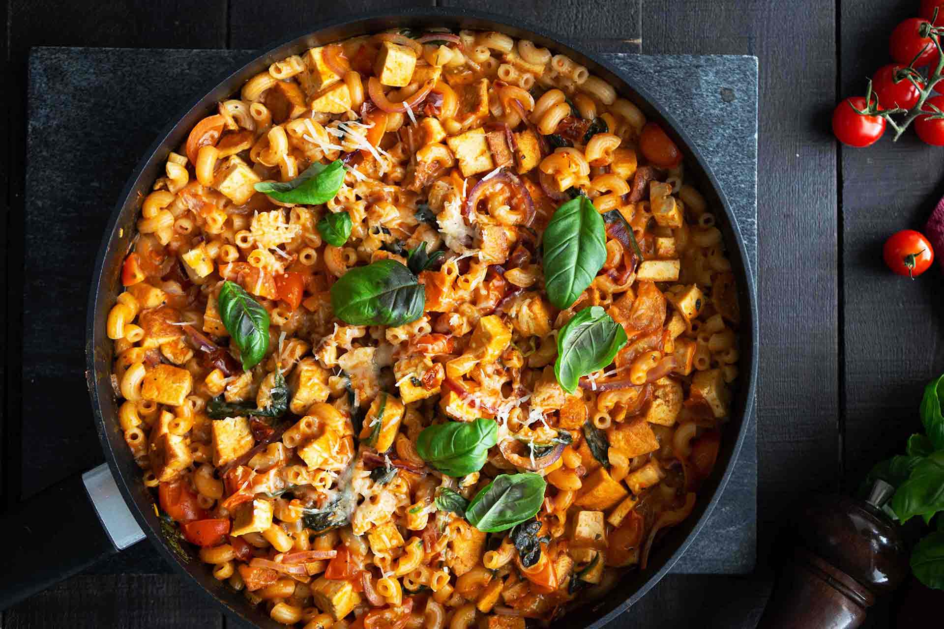 Tofupasta syntyy pikaisesti yhdellä pannulla