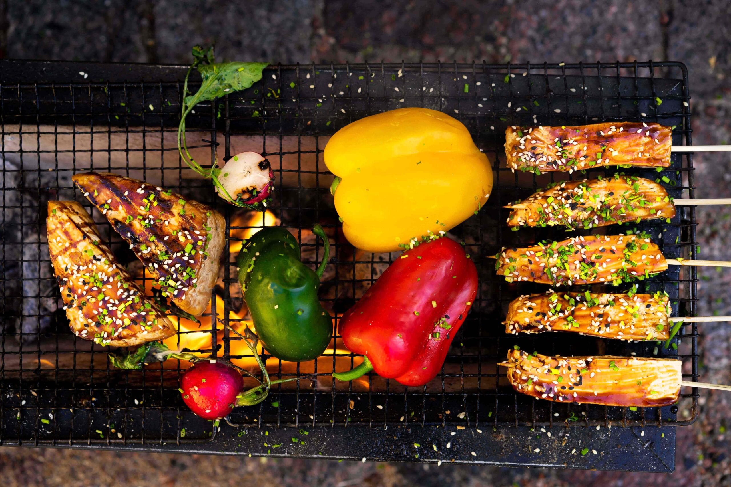 Savutofupihvit, kebagot ja kasvikset grillissä.