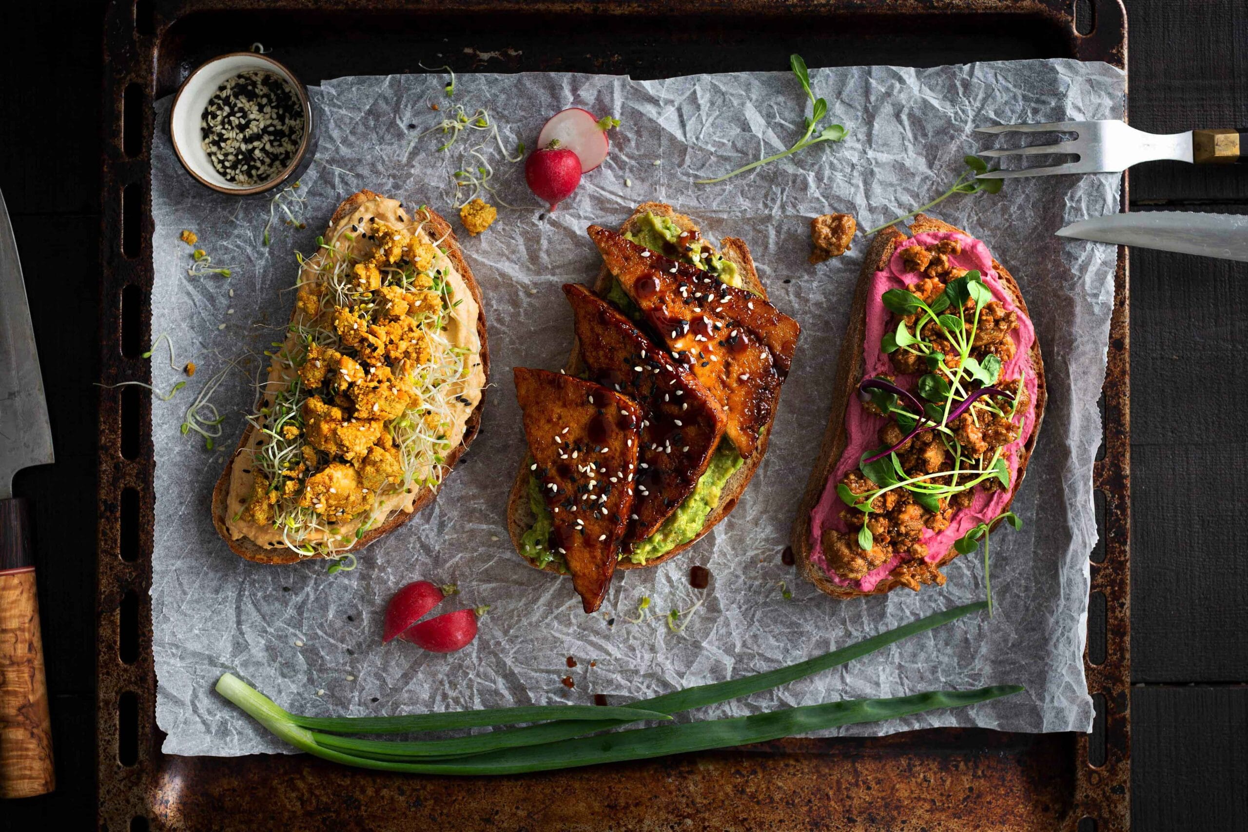 Ideoita tofuleipiin ja tarjottimella kolme erilaista tofuleipää.