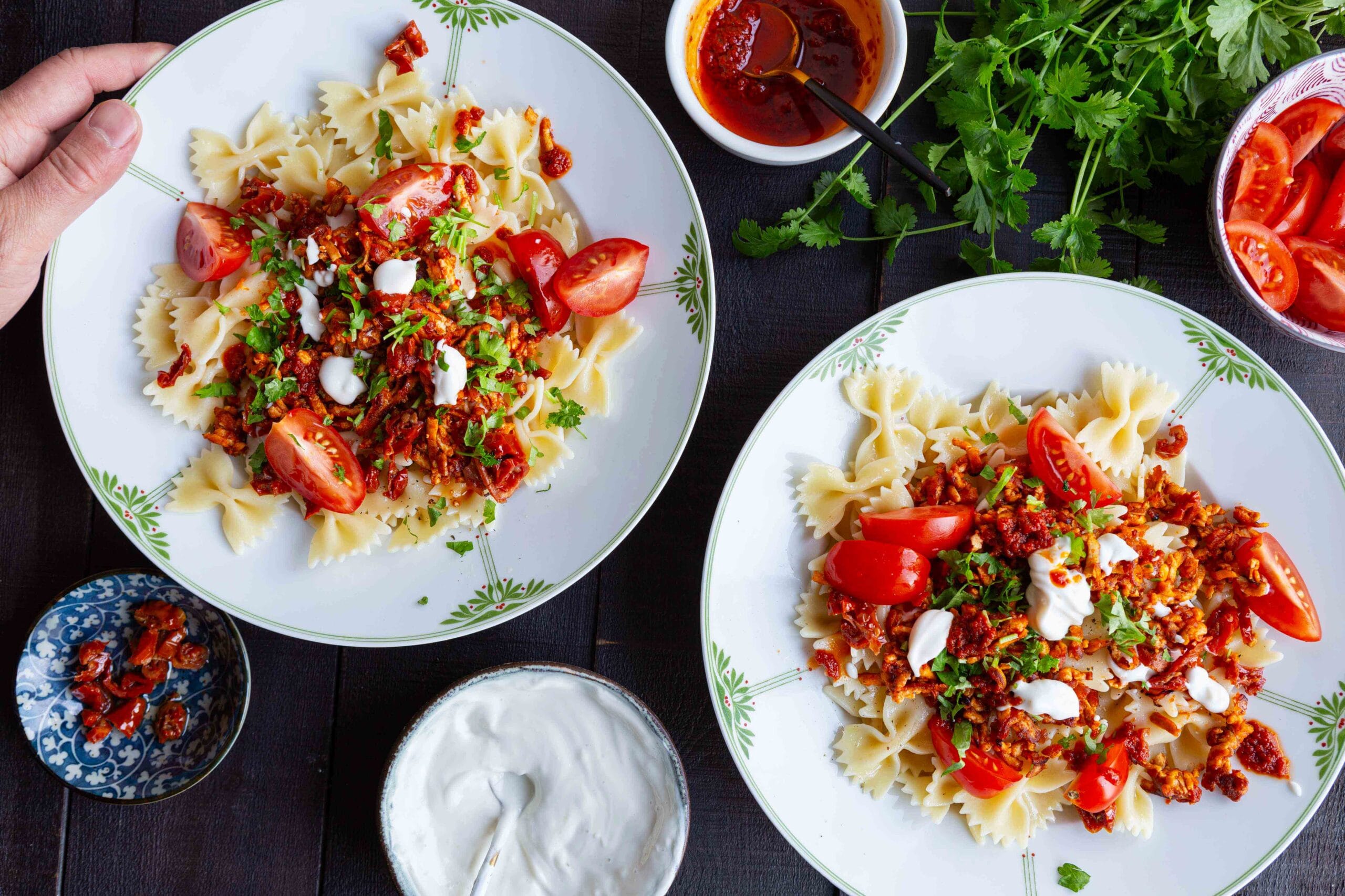 Värikäs turkkilainen pasta savutofulla lautasella tarjoiltuna.