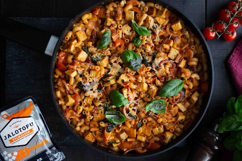 Tofu-makaronipannu rapeaksi paistetulla savutofulla valmistuu nopeasti 20 minuutissa.
