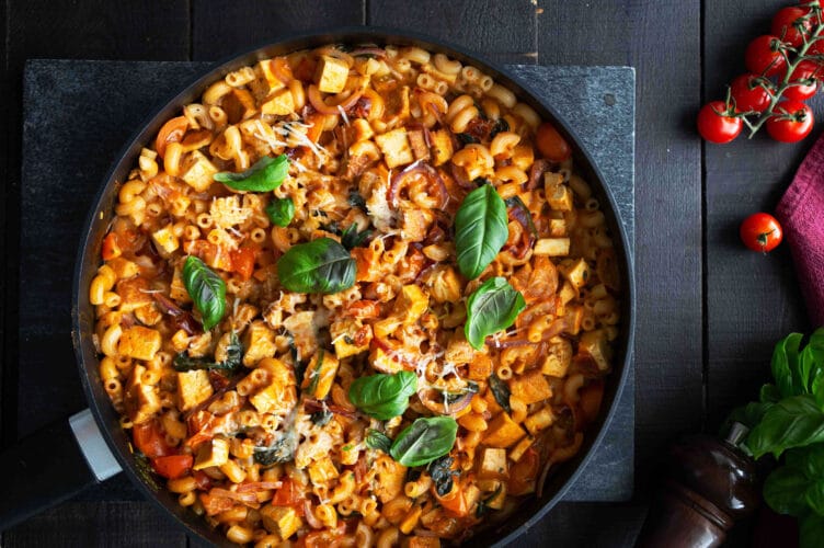 Yhdellä pannulla valmistuva savutofu-pasta valmistuu nopeasti.