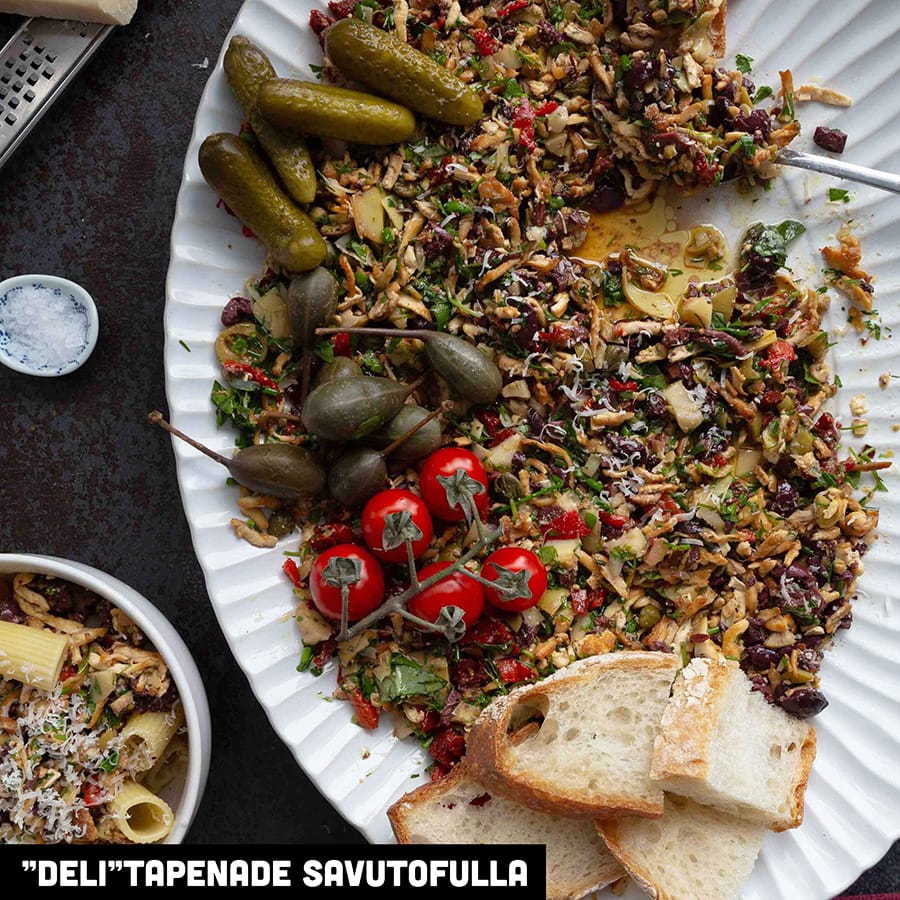 deli-henkinen tofutapenadi vadilla leipien kera.
