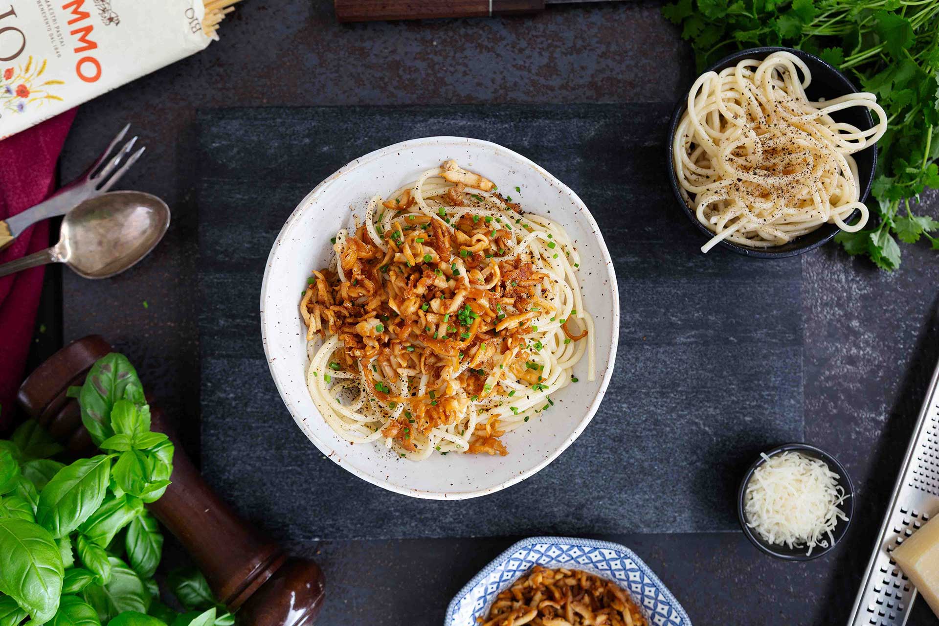 Lautasella oleva 4 raaka-aineen tofupasta on versio klassisesta roomalaisesta cacio e pepestä.