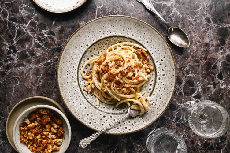 Kermainen cacio e pepe tofumurulla on vegaaninen versio italialaisesta pastaklassikosta, jossa yksinkertaiset raaka-aineet muuttuvat täyteläiseksi ja lohdulliseksi annokseksi.
