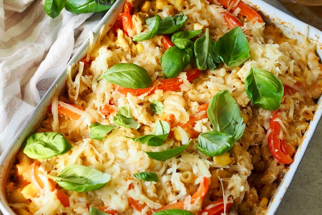 Helppo curryinen makaronilaatikko savutofulla! Kaikki yhdessä vuoassa uuniin – täyteläinen ja mausteinen kasvisruoka arkeen.