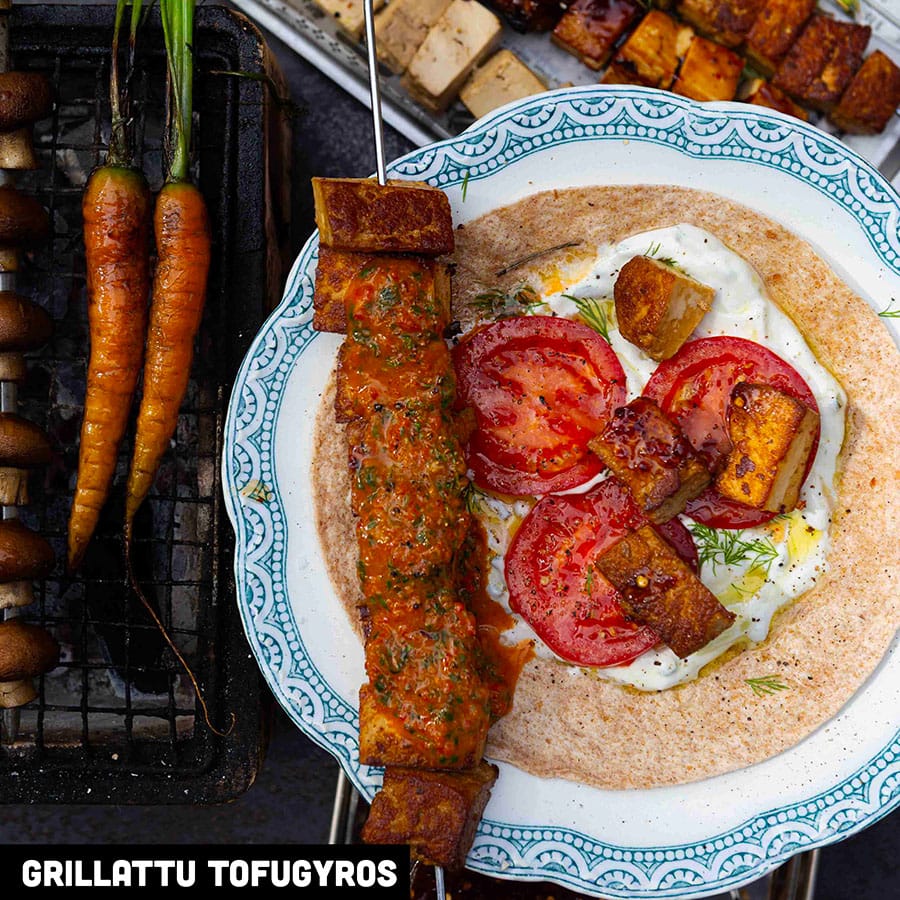 Meta-kuvaus
Rapea grillattu tofu, raikas tsatsiki, tomaatti, punasipuli ja red chimichurri. Helppo tofu gyros valmistuu grillissä kesän herkullisimpiin hetkiin.