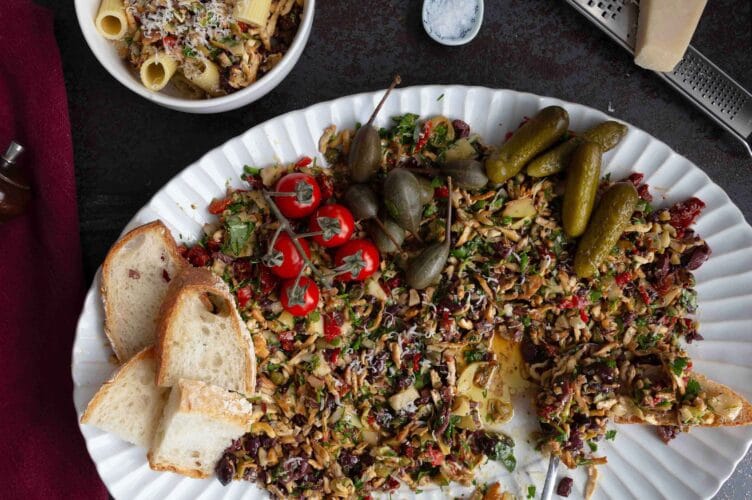 Näyttävä ja helposti suoraan vadille valmistettu tofutapenade leipäpalojen kera.