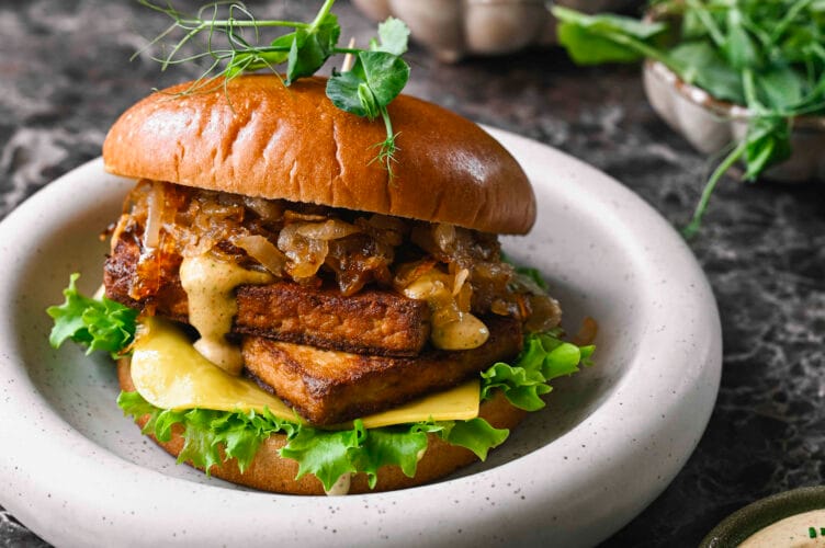 Kullanrapeaksi paistettu Jalotofu Kylmäsavu, pitkään karamellisoidut sipulit ja yrttinen cowboy-majoneesi tekevät tästä burgerista täyteläisen ja ravintolatason herkullisen.