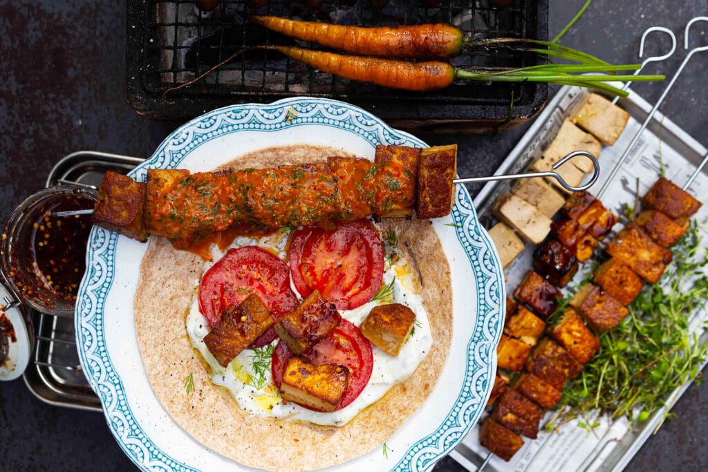 Grillattu tofuvarras ja gyros punaisella chimichurrilla.