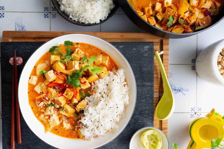 Nopea panang curry kulhossa riisin kanssa.
