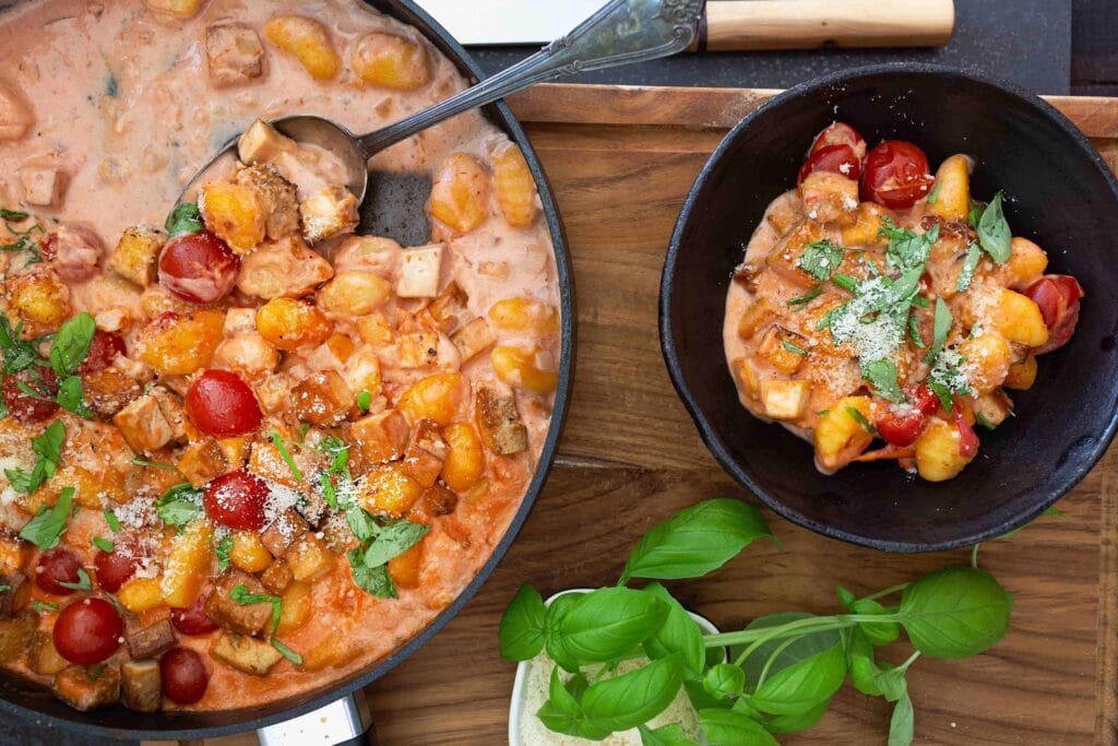 Kermainen gnocchi-tofupannu valmistuu yhdellä pannulla vain 20 minuutissa.