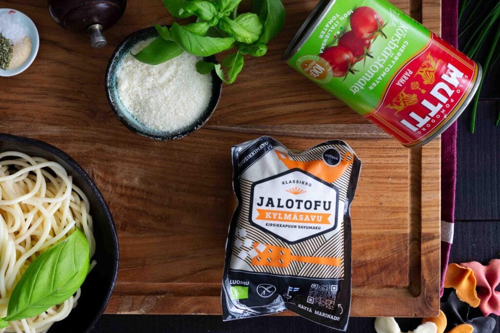 Helppo tofu-bolognese kirsikkatomaattikastikkeella ja rapealla kylmäsavutofulla.