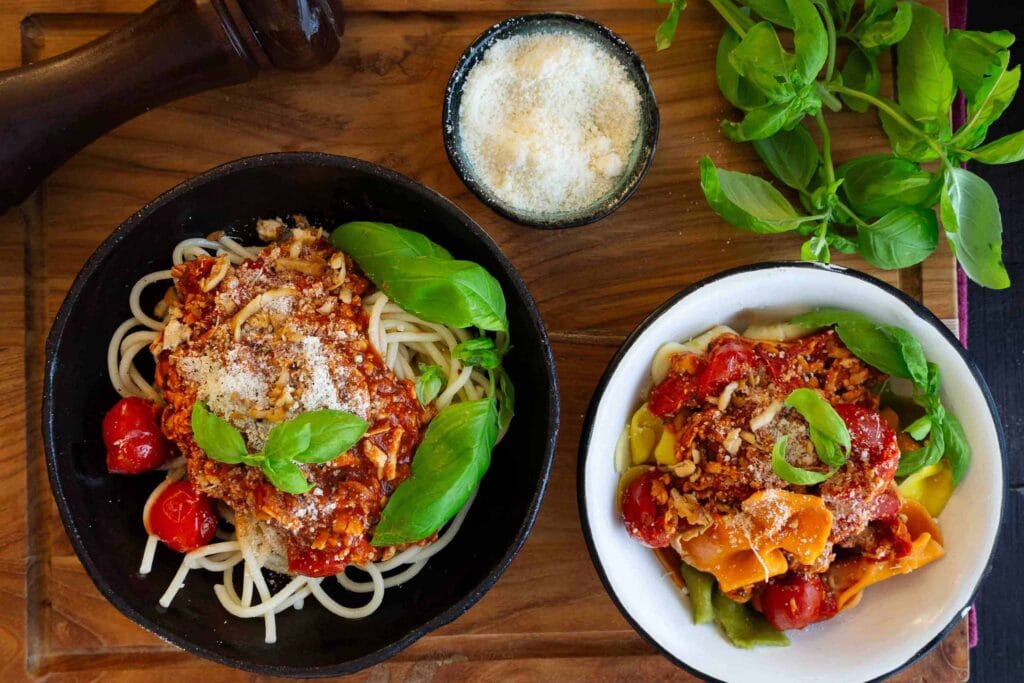Nopea tofu-bolognese kirsikkatomaattikastikkeella ja rapealla kylmäsavutofulla.
