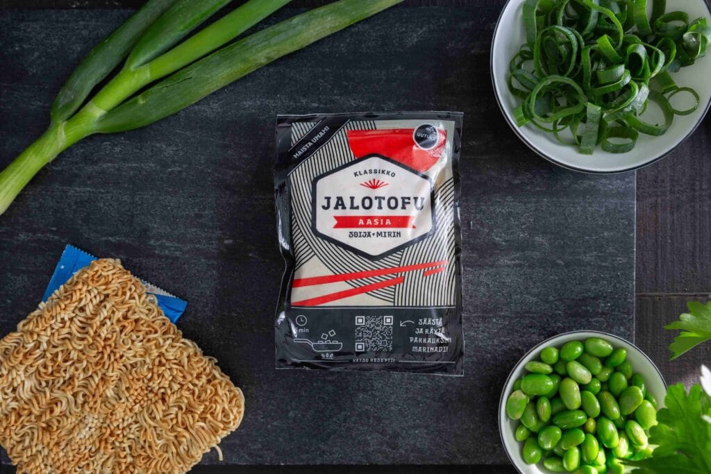 Tee helppo tofu-nuudelibowl 15 minuutissa! Rapea Jalotofu Aasia, pikanuudelit ja edamamepavut – kolme pääraaka-ainetta, herkullinen arkiruoka.