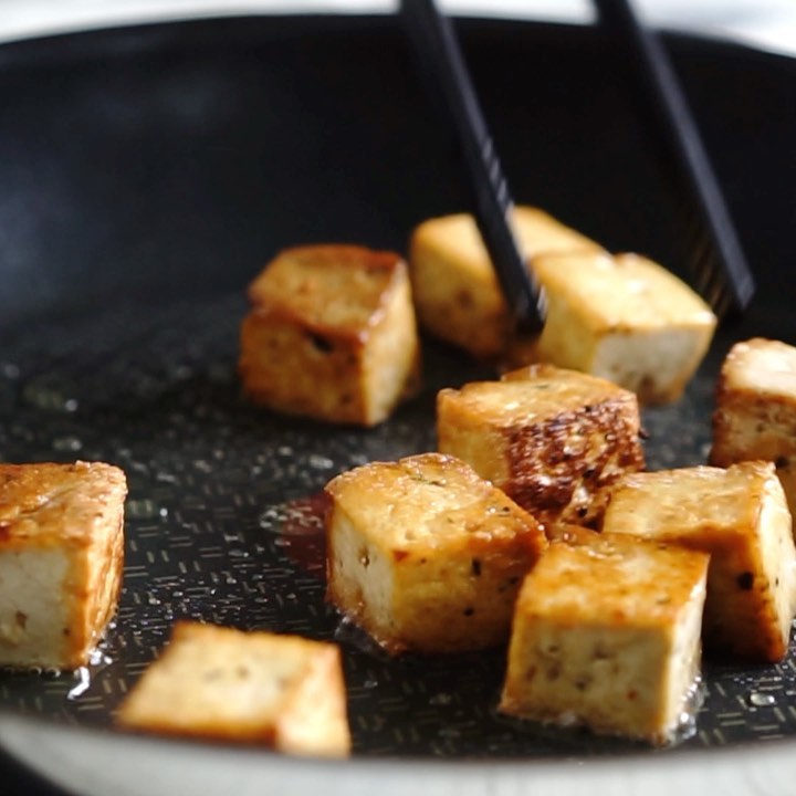 pannumarinoitu rapea tofu kuutio
